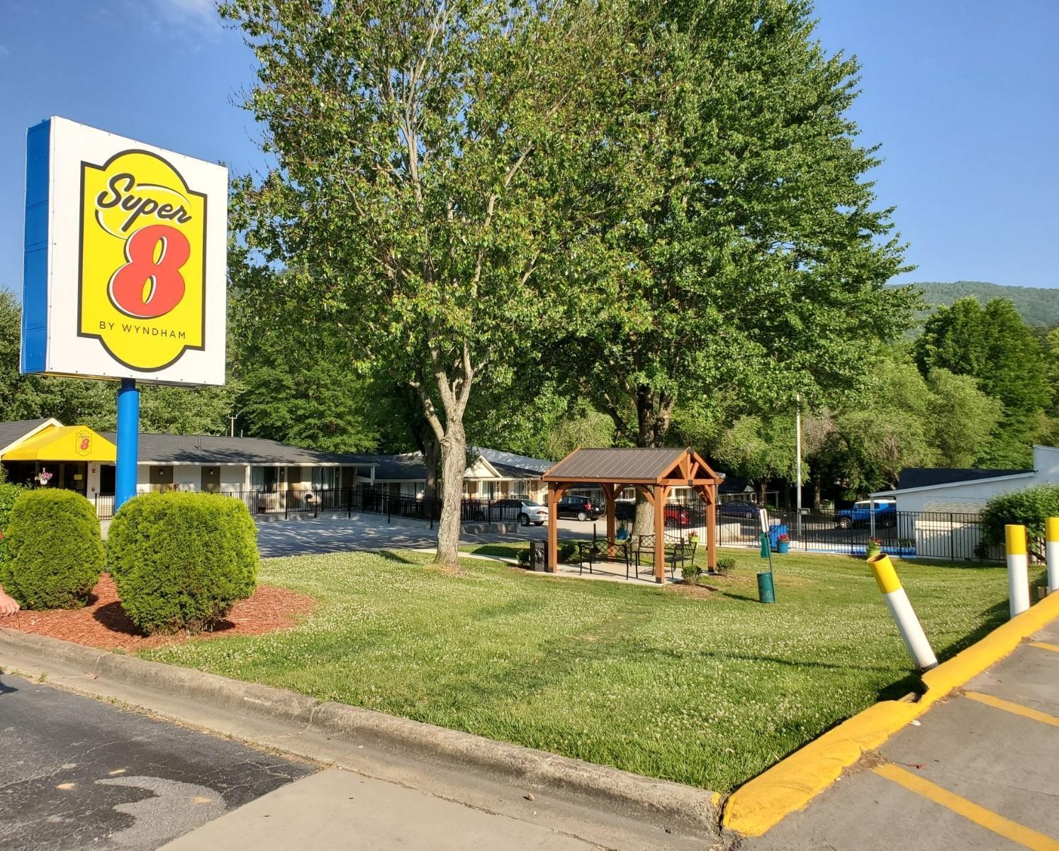 Super 8 By Wyndham Asheville/Biltmore Экстерьер фото